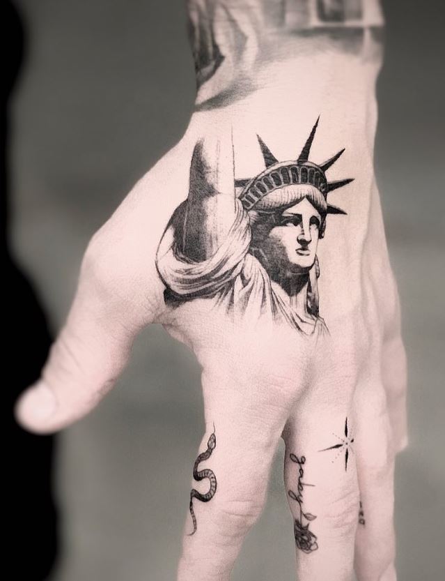 Tatouage Main Homme statue de la Liberté 