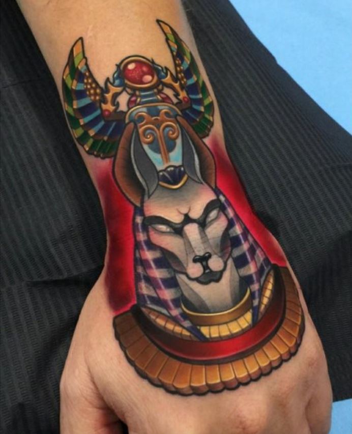 Tatouage Main Anubis Et Scarabée Pour Homme 