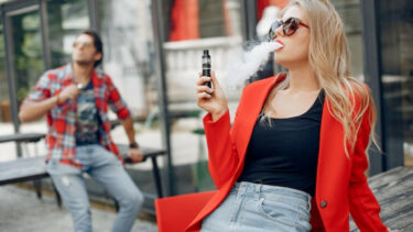Vapeur de vape vs fumée de cigarette : quelles différences pour votre santé et votre quotidien ?